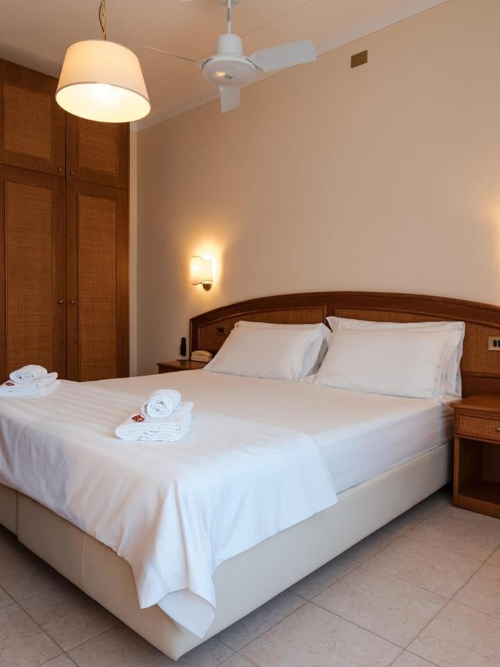 Hotel Gabbiano - Garda Lake Collection Екстериор снимка